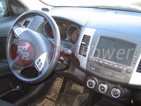 Установленная автомагнитола RedPower