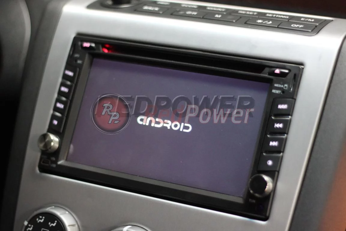 Установленная автомагнитола Redpower