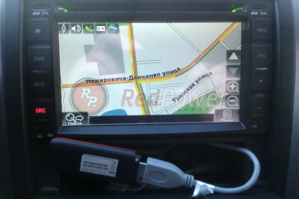 USB-провода и проводка модема уложены в коробочку под магнитолой