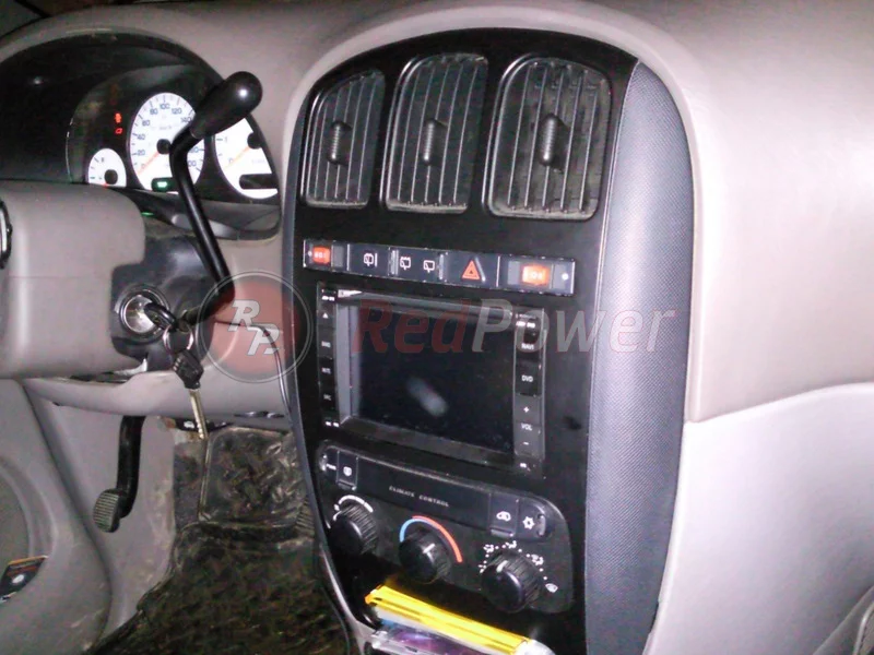 Установленная автомагнитола RedPower (вид сбоку) Установленная автомагнитола RedPower (вид сбоку)
