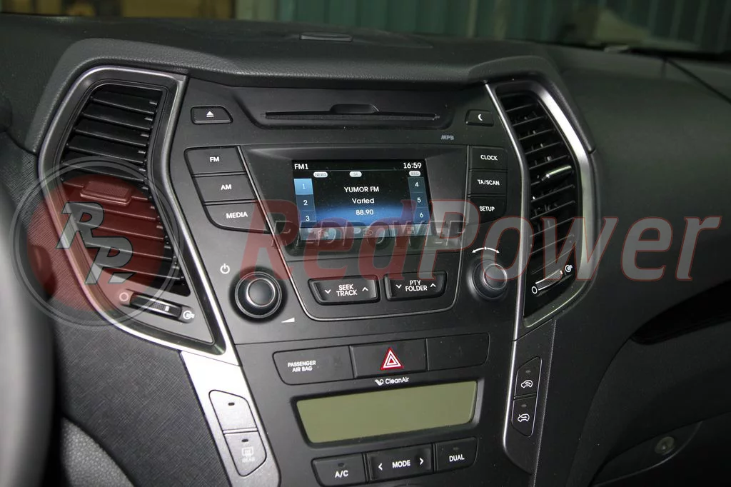 Вид заводской автомагнитолы в Hyundai Sante Fe