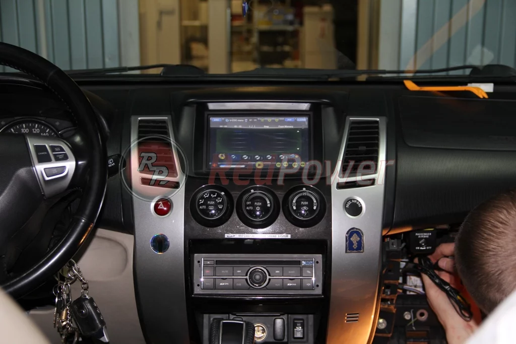 Установленная автомагнитола RedPower