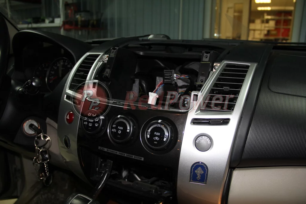 Демонтаж автомагнитолы Mitsubishi