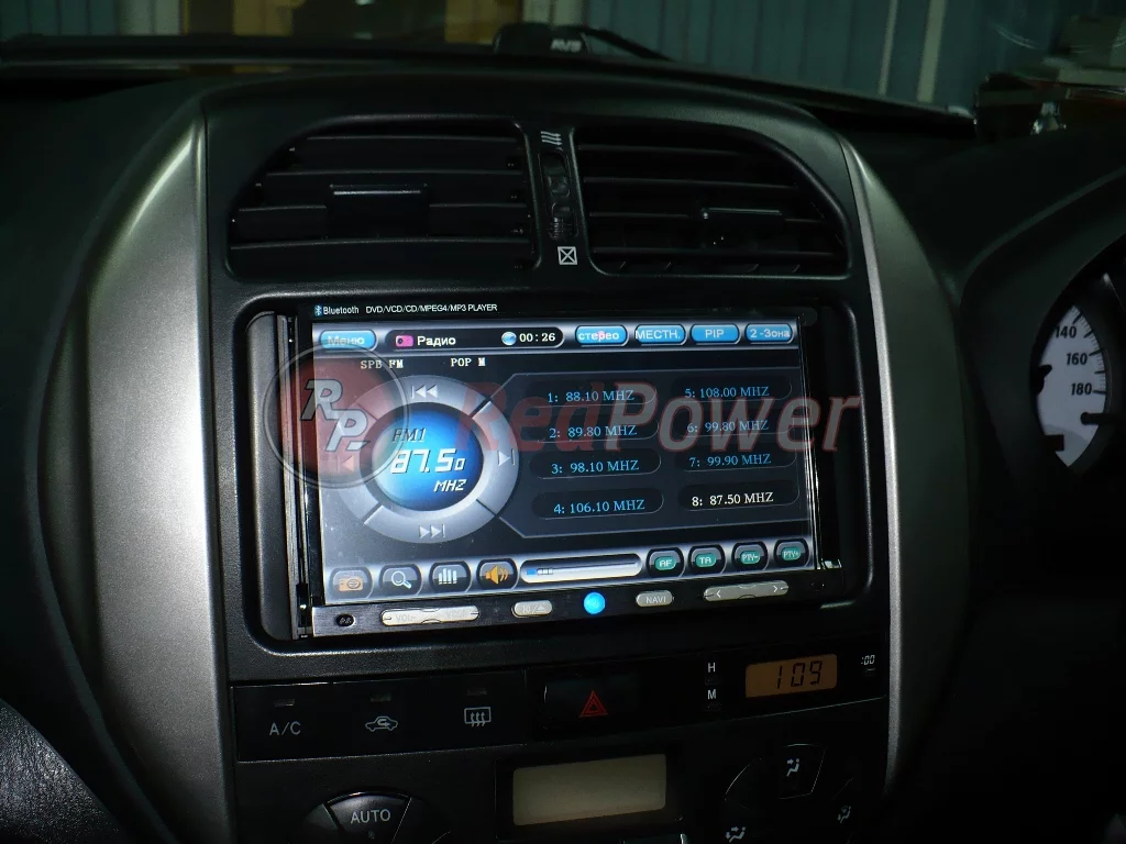 Установленная автомагнитола Redpower