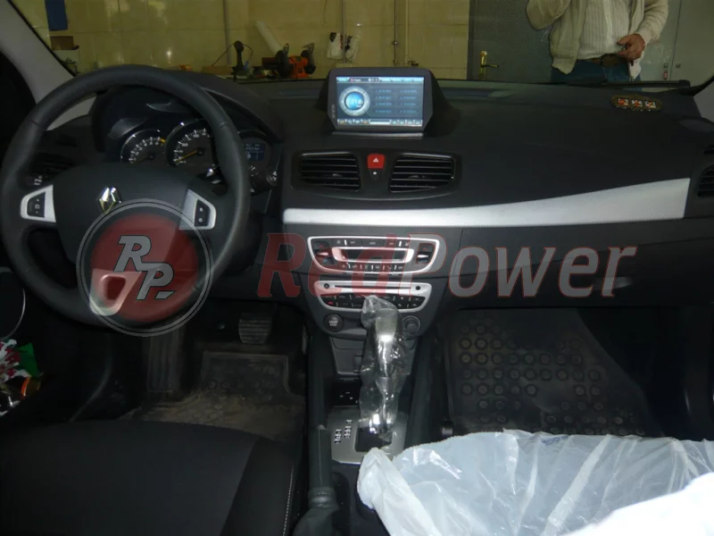 Салон автомобиля Renault с новой магнитолой RedPower