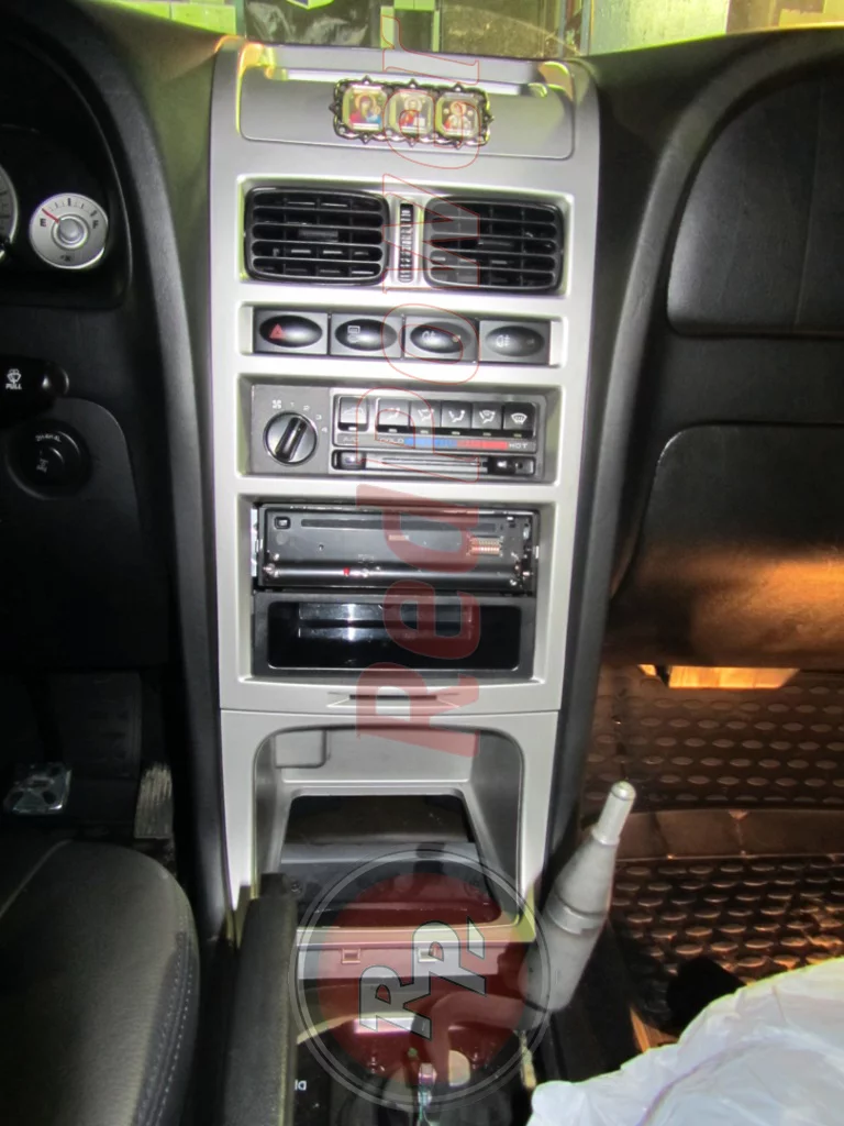 Старая автомагнитола в автомобиле Tagaz Tager