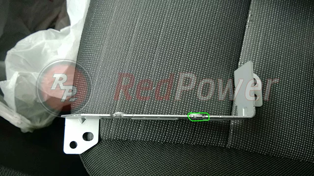 Пришлось выпрямить направляющие для автомагнитолы RedPower